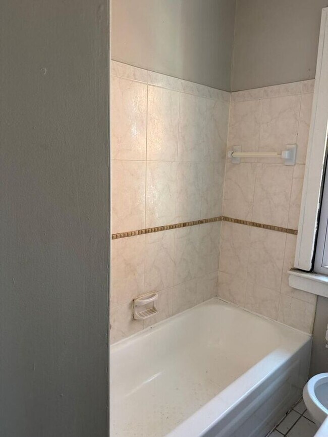 Building Photo - Cozy 2-bedroom, 1-bathroom apartment