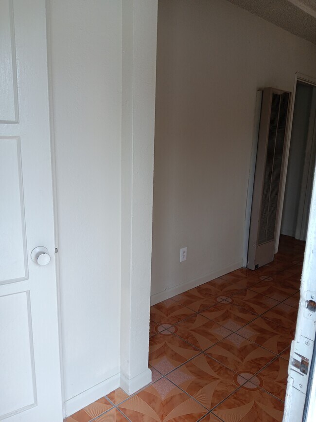 Building Photo - 3919 Fernwood Ave