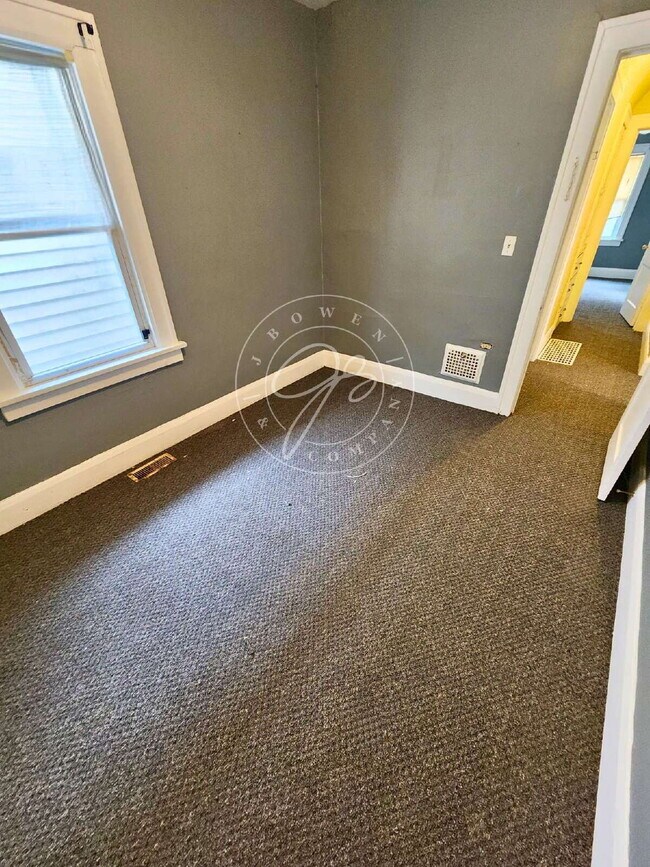 Building Photo - 2 bed with huge bonus finished room in basement!