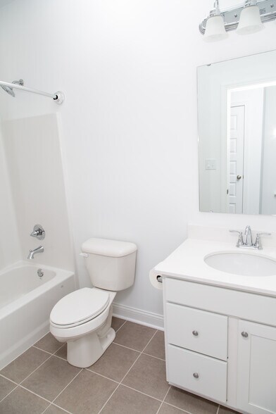 Building Photo - 14275 Larson Dr