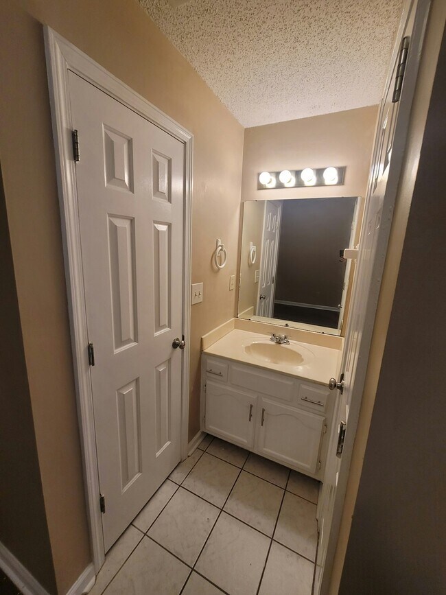Building Photo - 6915 Brady Hill Dr