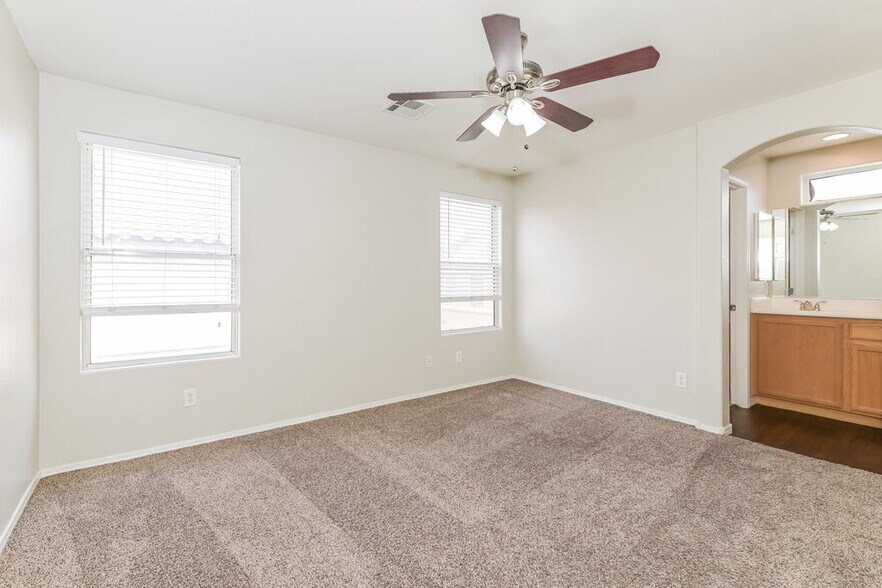 Building Photo - 6015 Ambleshire Ave