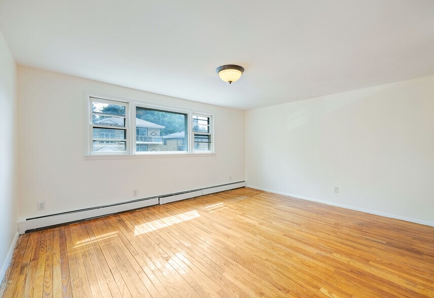 Building Photo - 335 10th St