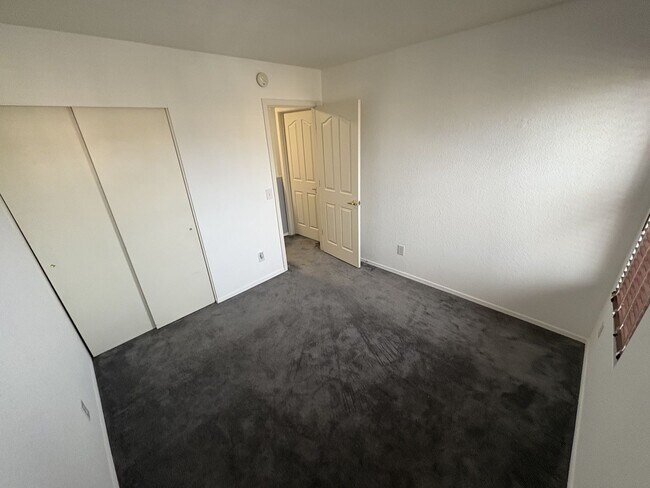 Building Photo - Convenient Location Three bedroom 2.5 baths 2 car garage