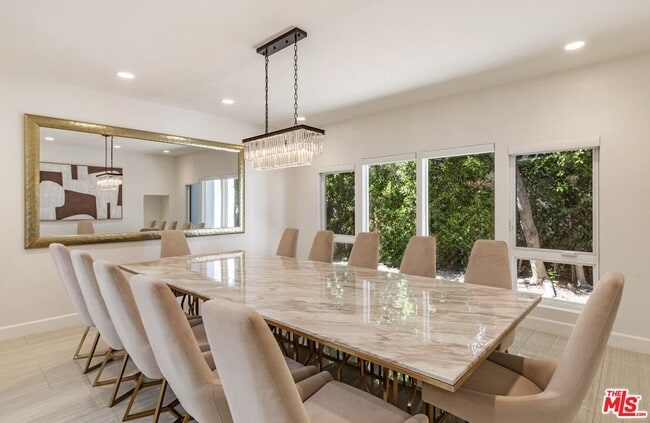 Building Photo - 703 N Maple Dr