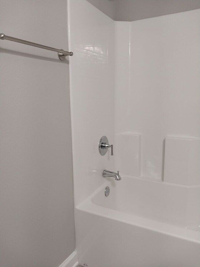 Building Photo - Gorgeous 3 Bedroom 2.5 Bath Townhome