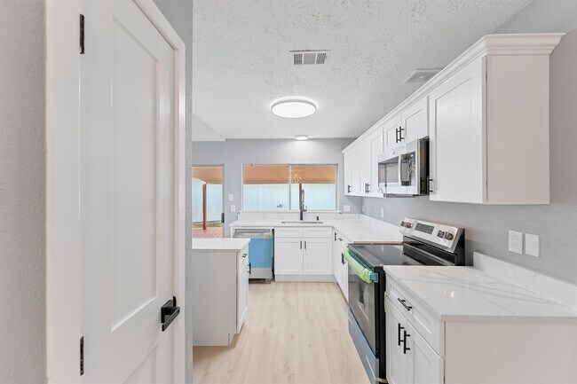 Building Photo - 9323 Goodmeadow Dr