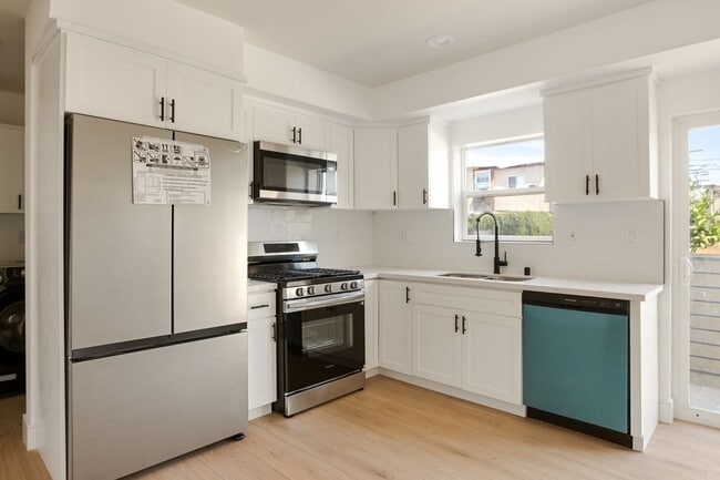 Building Photo - BRAND NEW TOWNHOUSE! One Month Free!