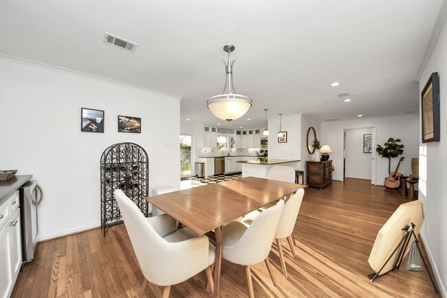 Building Photo - 411 Venice St