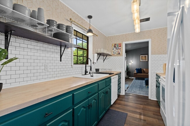 Building Photo - 2001 N 61st Ave