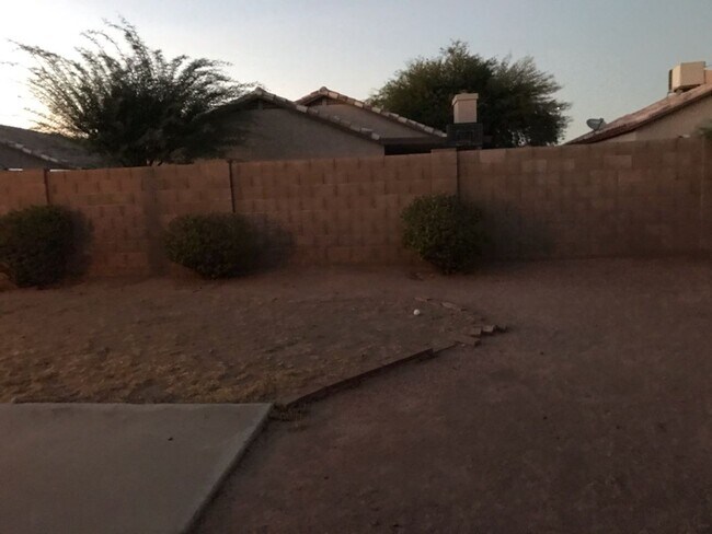 Building Photo - 3 bed 2 bath Camelback & 83rd Ave