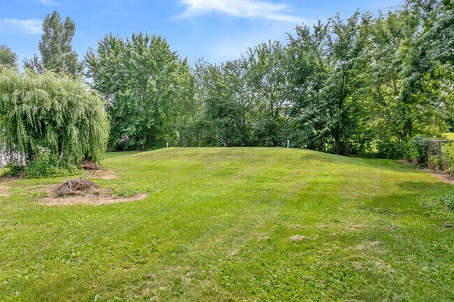 Building Photo - Welcome to the country! 3bd Rambler with f...