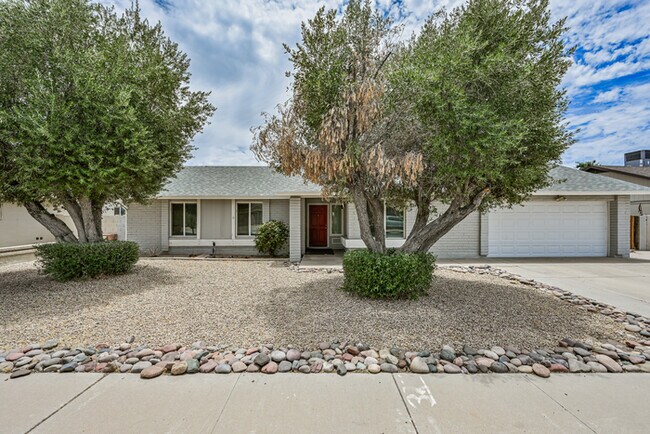 Primary Photo - 4 bedroom with Pool !!