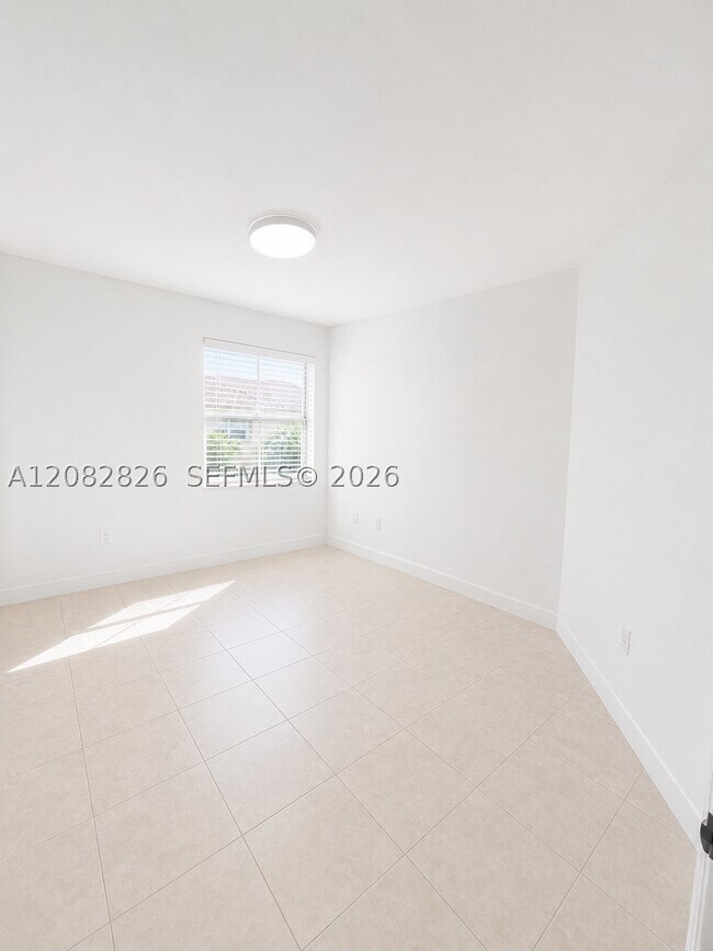 Building Photo - 1570 NE 33rd Rd