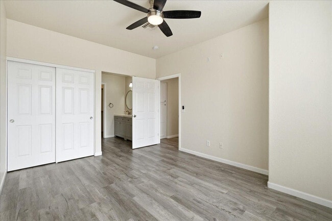 Building Photo - 1633 E Lakeside Dr