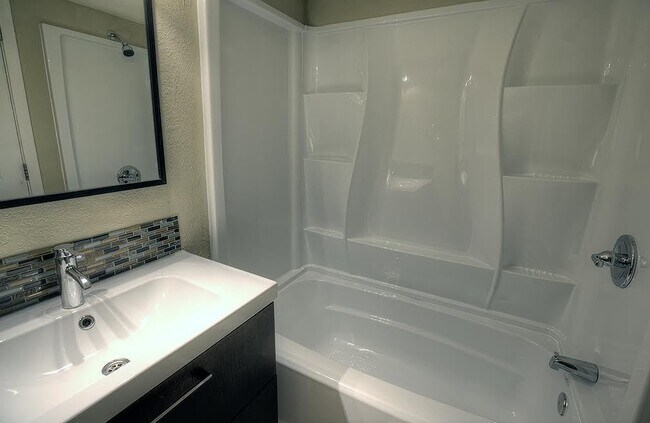 Building Photo - 2 Bed 1 Bath Top Floor Corner Unit Condo