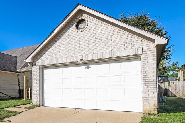 Building Photo - 4705 Waterfront Oak Dr