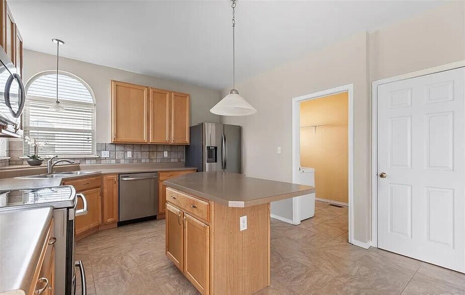 Building Photo - 605 Thornridge Dr