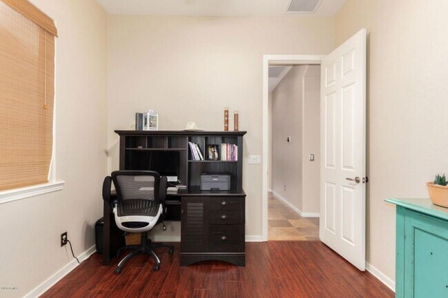 Building Photo - 908 Elm St