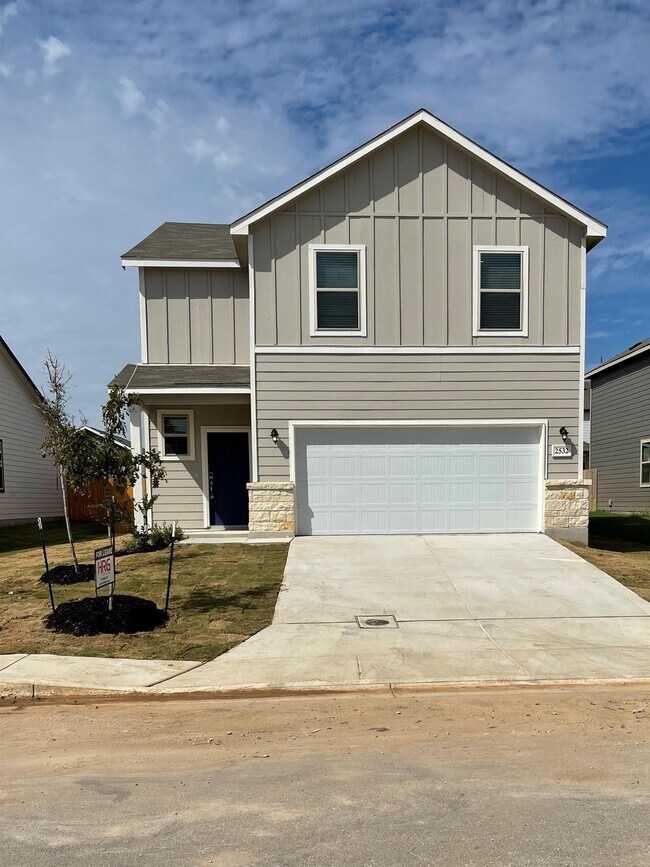 Building Photo - 2532 Ayers Dr