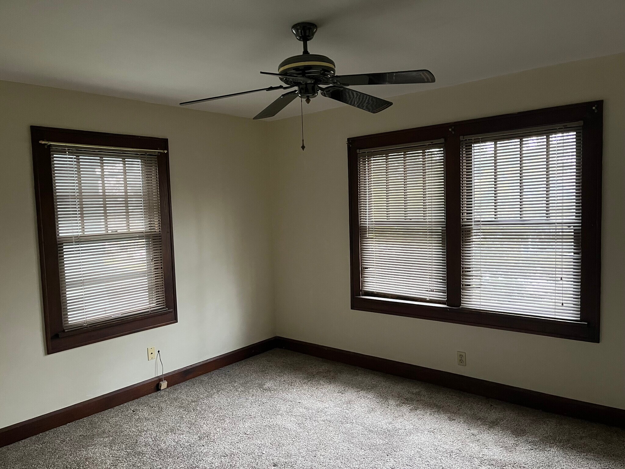 Master bedroom - 5753 E New York St