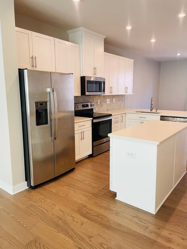 Building Photo - Sophisticated and Spacious 3BR-3.5 Bath To...