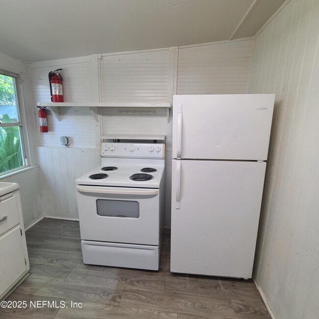 Building Photo - 1420 Lake Disston Dr
