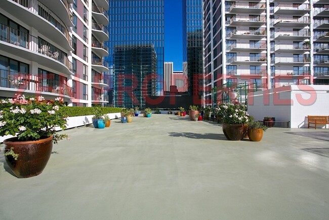 Building Photo - fully furnished 1/1/1 condo at Harbor Squa...