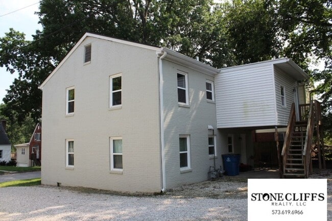 Building Photo - 708 Houchin St