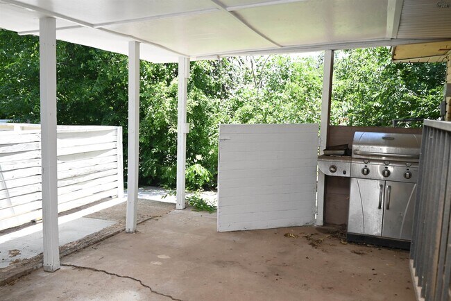 Building Photo - 1512 Parkdale Dr