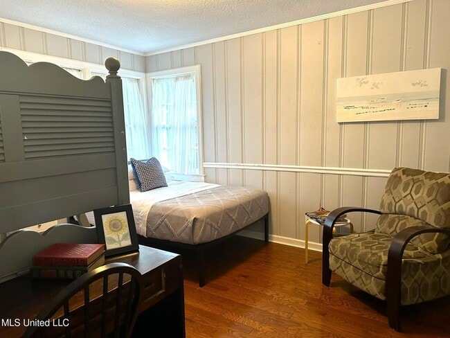 Building Photo - 1323 3rd St