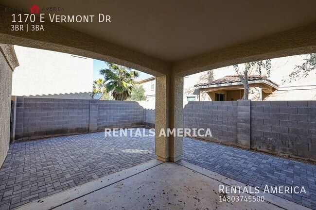 Building Photo - Prime Location