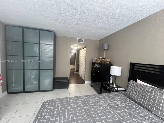 Building Photo - 18051 Biscayne Blvd
