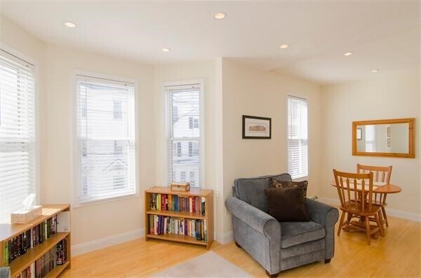 Building Photo - 154 Boylston St