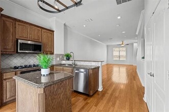 Building Photo - 720 E 1st St