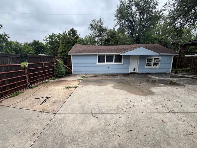 Building Photo - 1102 S Millwood Ave