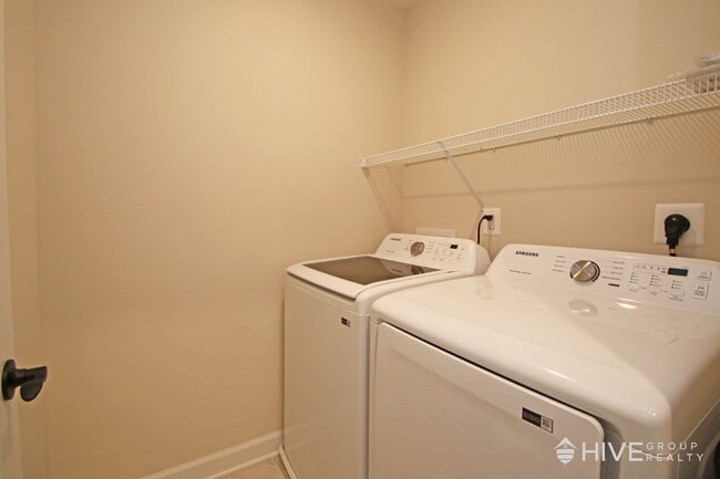 Building Photo - "Impressive 3-Bed Townhouse with Fenced in...