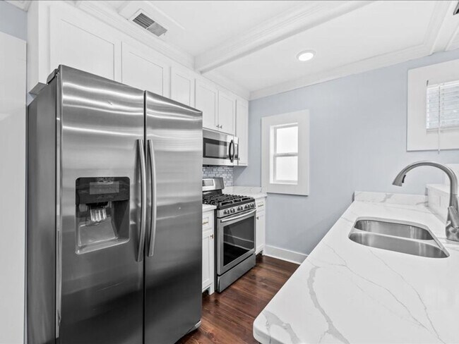 Building Photo - 2 Bedroom, 2 Bath Home with ADU Downtown Charleston!