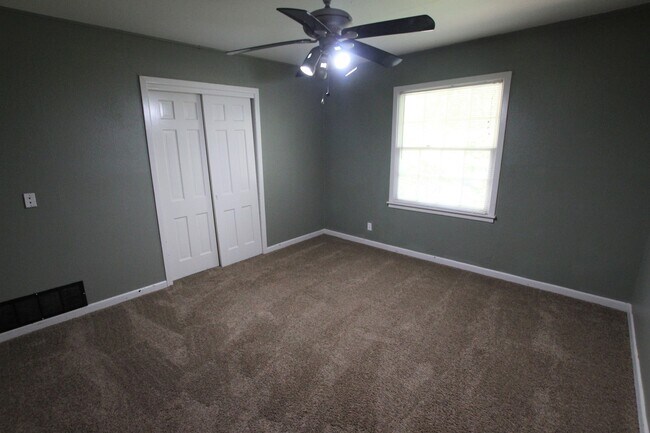 Building Photo - Beautiful 3 Bedroom 2 Bath with Large Back...
