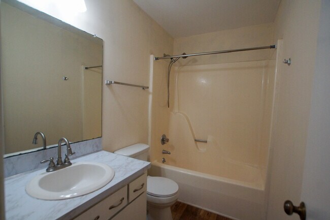 Building Photo - 102 Weatherstone Dr