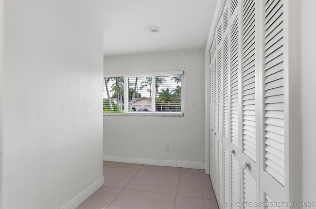 Building Photo - 2910 NE 40th Ct