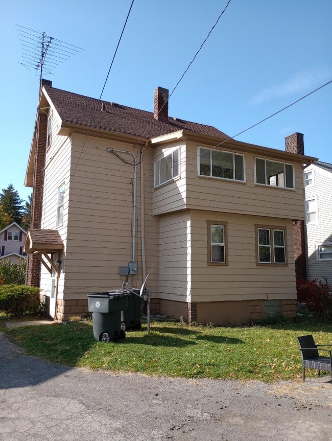 Building Photo - 385 Oak Knoll Ave SE