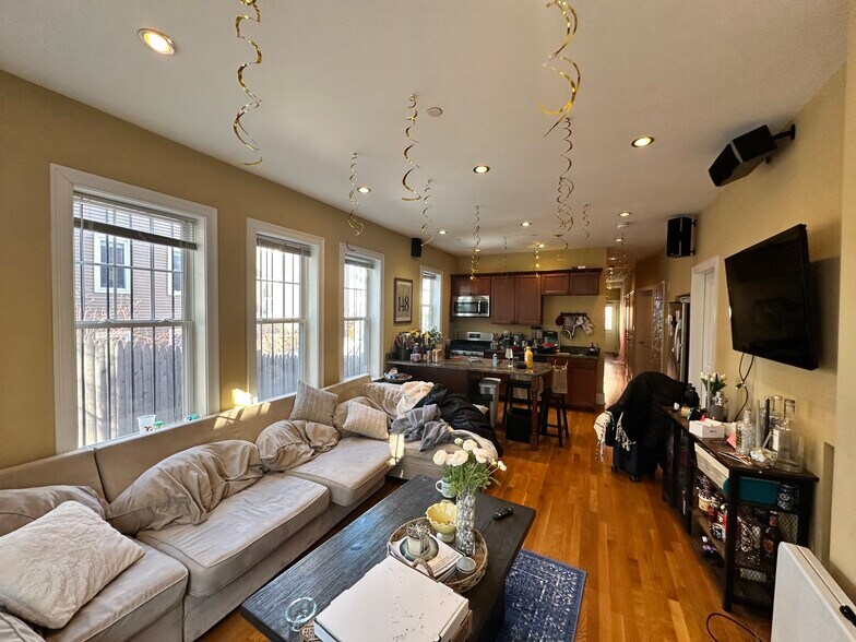 Building Photo - 148 Hillside St