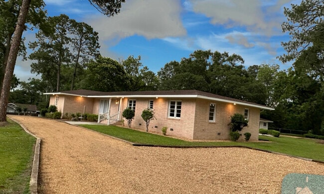 Building Photo - 305 S Laurel St