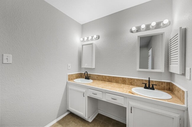 Building Photo - BEAUTIFUL 3 Bedroom, 1 Bathroom in Allen, Texas!