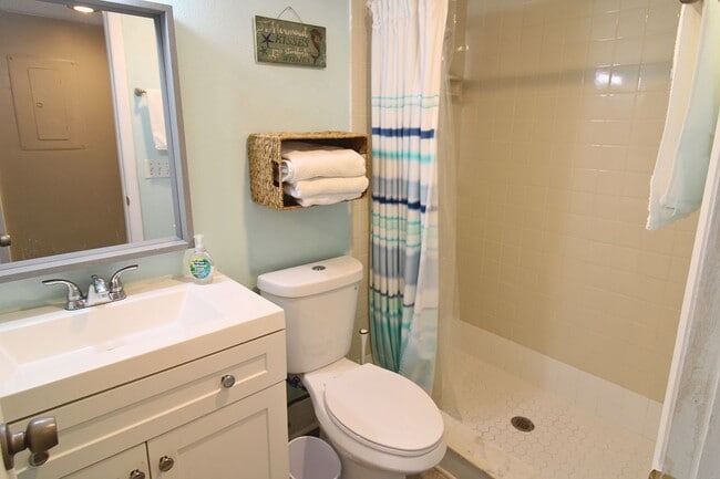 Building Photo - Beachside Bliss: Stunning 2 Bed, 2 Bath Co...