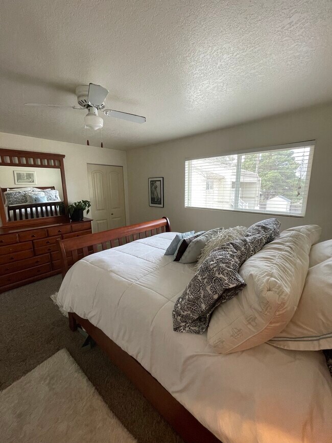 Building Photo - 823 S Cole Rd