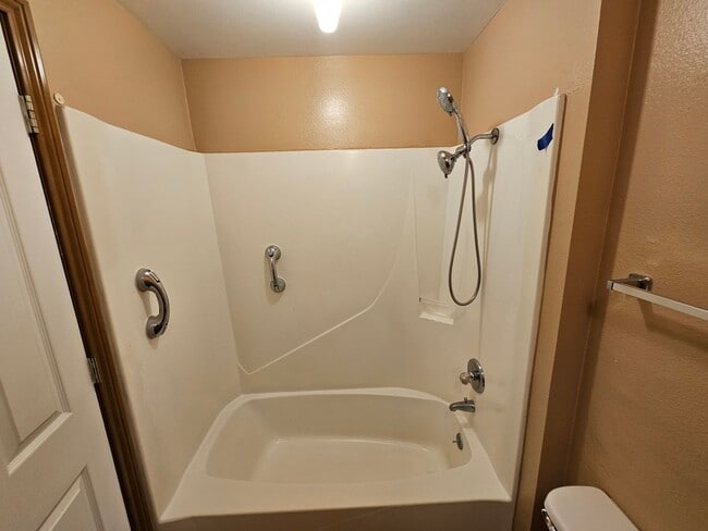 Building Photo - Roomy Ranch in Gladstone