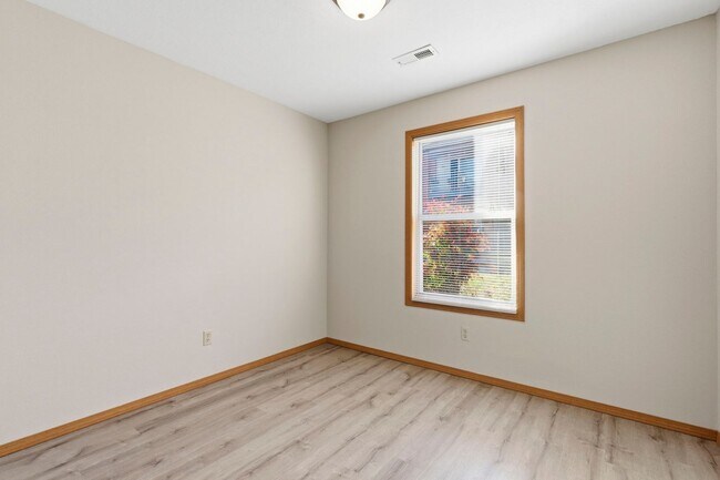 Building Photo - 2835 S Nettleton Ave