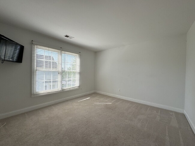 Building Photo - Spacious Elegance in Gated Piedmont!